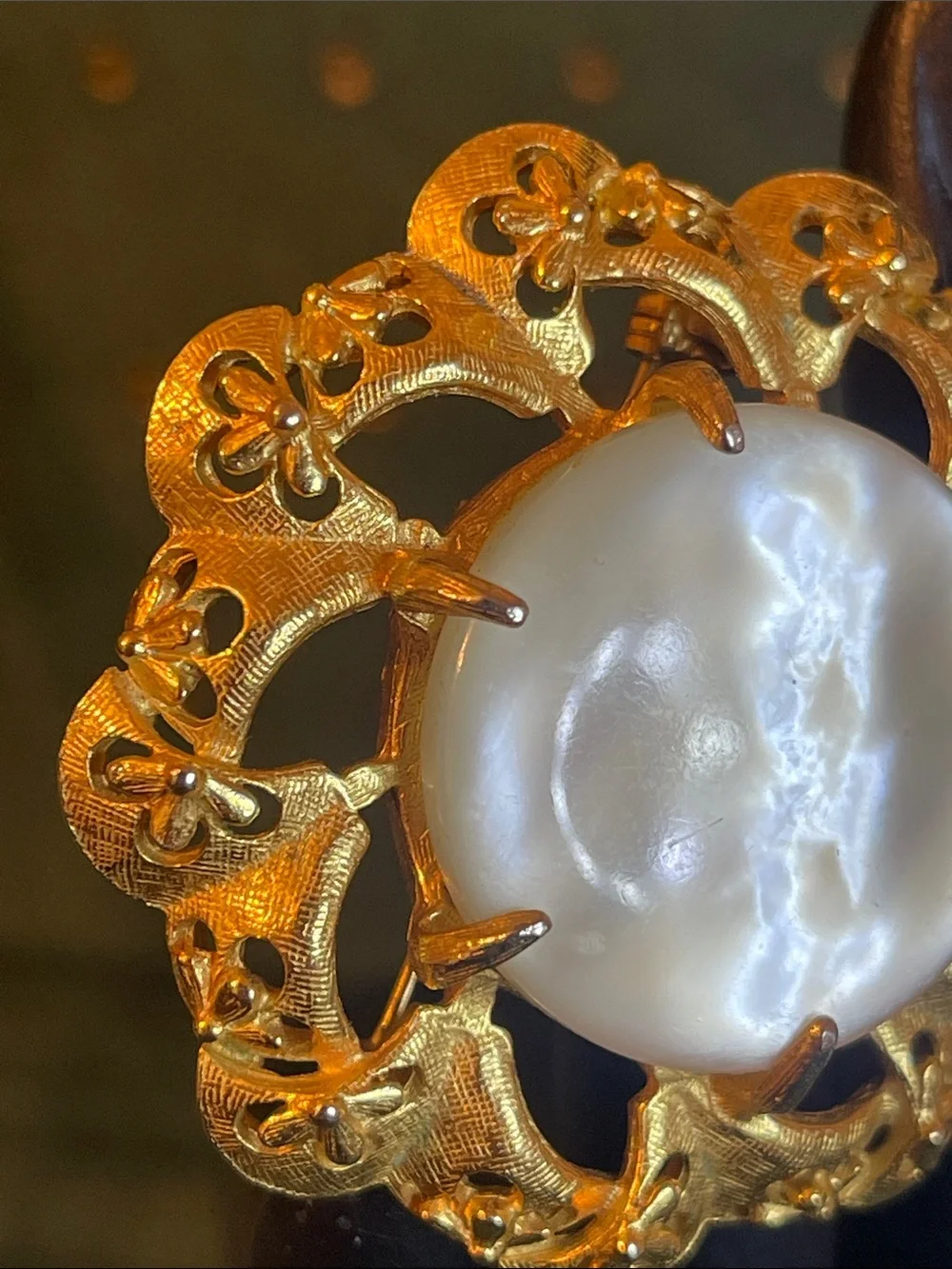 Vintage Florenza Ornate Gold-Tone Luminous Cabochon Wreath Brooch